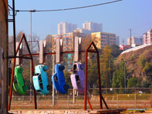 Voitures suspendues avec des pinces à linge géantes - Valparaiso - Chili